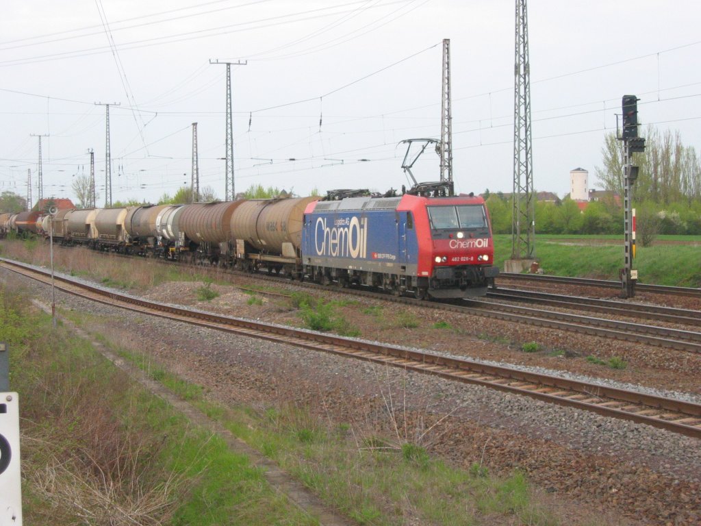 RE 482 028-8 fuhr am 27.04.2010 mit ihrem Chemie-Gterzug von Grokorbetha nach Ludwigshafen aus dem Bahnhof von Grokorbetha aus