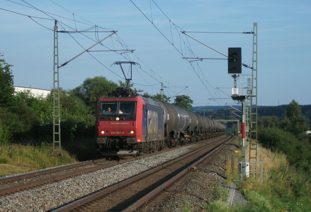 Re 482 032 von SBB Cargo zieht am 16.Juli 2013 einen Kesselzug durch Gundelsdorf Richtung Saalfeld. Netten Gru zurck an den Tf!