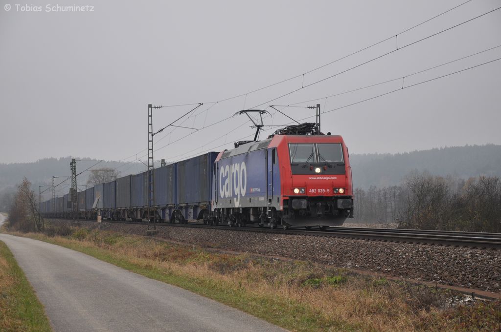 Re 482 039 bringt am 12.11.2011 den zweiten Teil des Tchibo-Containerzuges nach Neumarkt, hier bei Plling