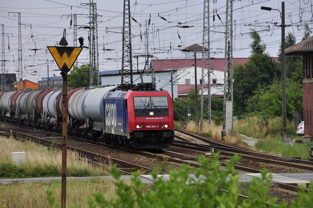 RE 482 041 durchfhrt den Abzwg. Stralsund / Srg Richtung Greifswald am 05.08.2010