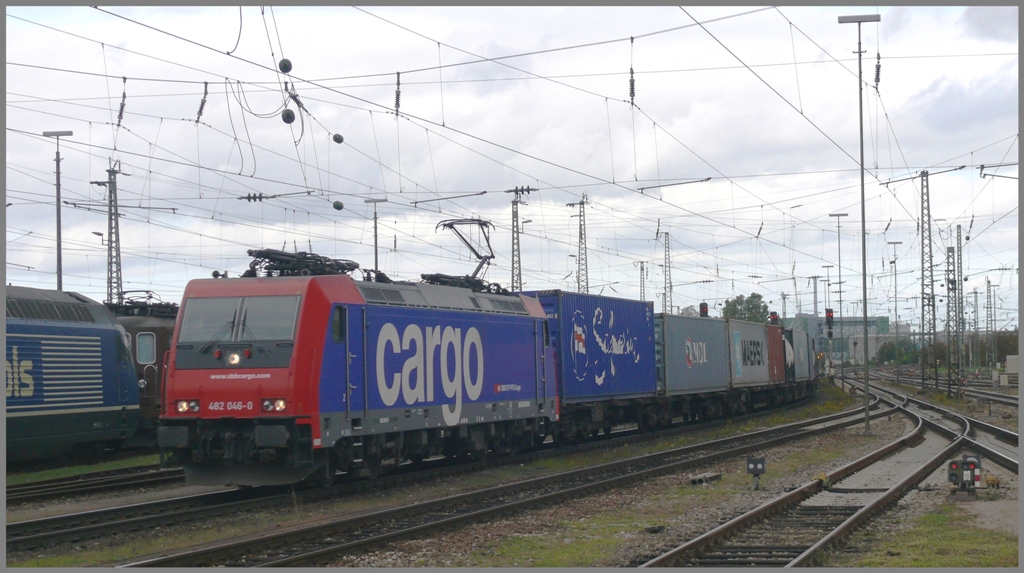 Re 482 046-0 durchfhrt mit einem Containerzug Richtung Schweiz den Badischen Bahnhof in Basel. (16.09.2010)