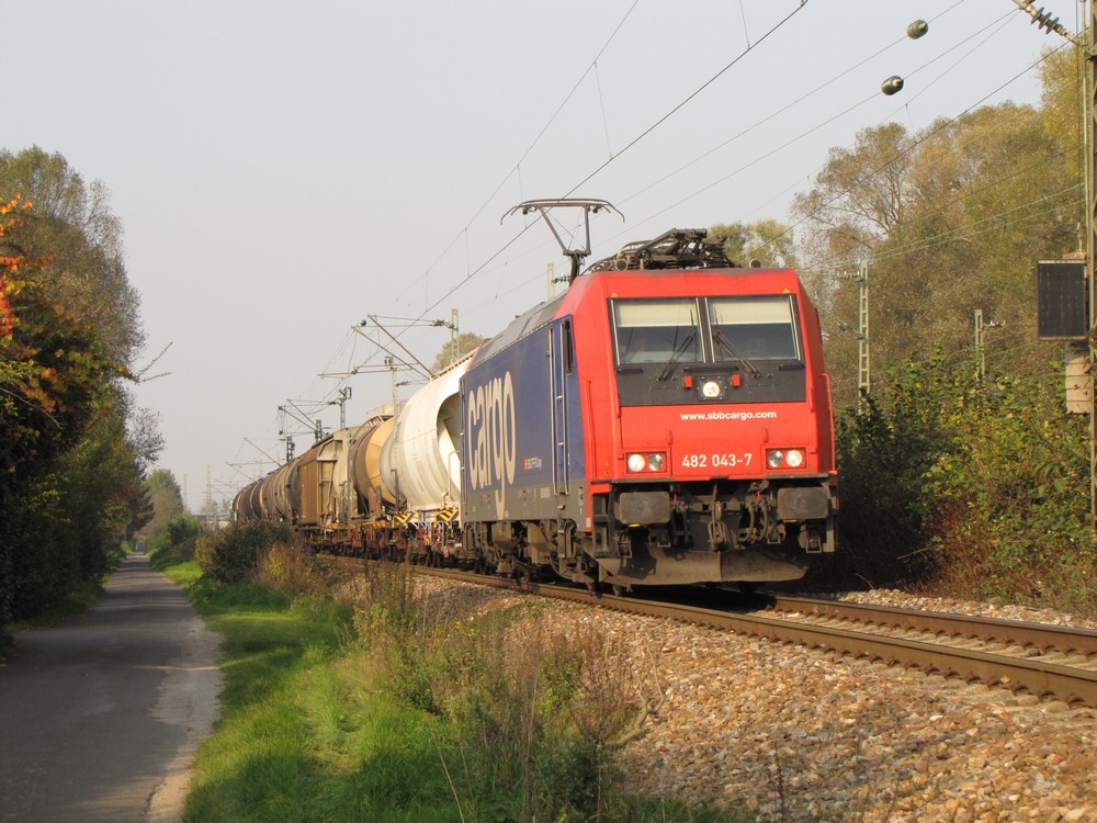 Re 482 von SBB-Cargo kommt in Karlsruhe Rangierbahnhof an. Rintheim, 13/10/2010.