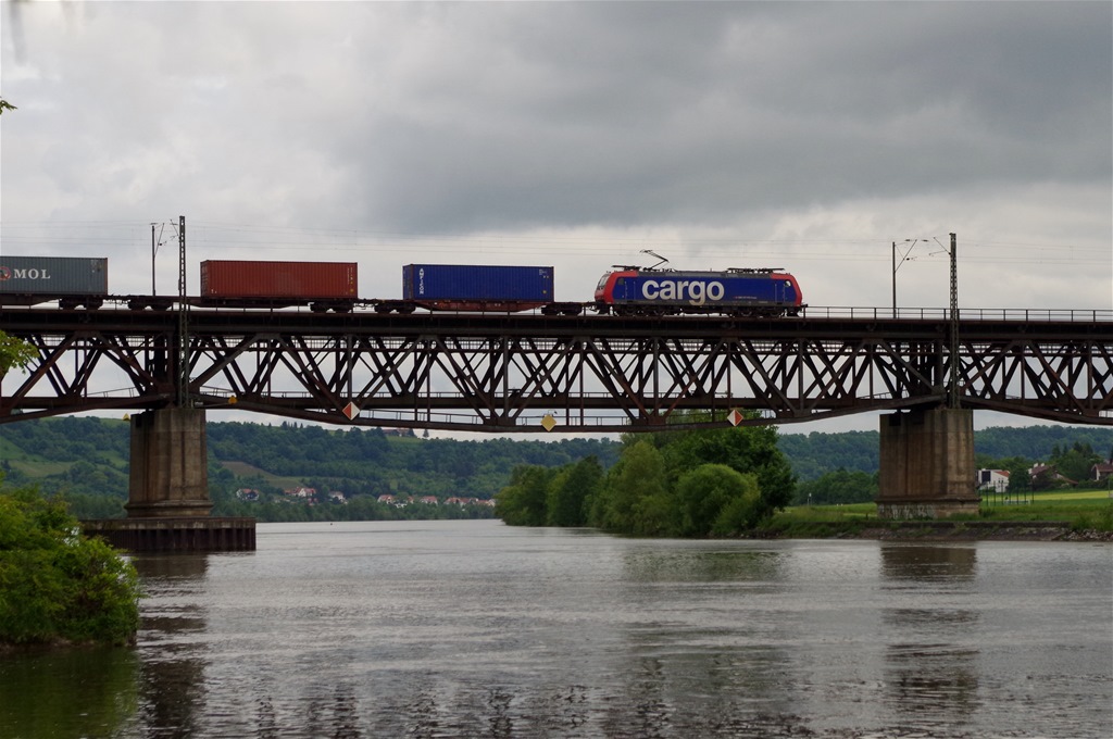 Re 482 SBB Cargo berquert am 30.05.2013 mit einem Containerzug die Donau bei Regensburg. 