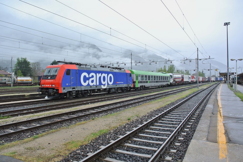 Re 484 001-3 mit einem ROLA aus Italien bei Einfahrt in Domodossola. In der Mitte des Bahnhofs wechselt das Stromsystem von der FS aus das SBB System. Aus diesem Grund sind bei der Lok im Bild momentan alle Bgel unten, 20.04.2013.