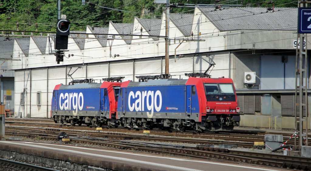 Re 484 002-1 durchfhrt mit Schwester 008-8 Bellinzona am 31.05.10, die zwei angebrachte Schluss-Laternen trgt.