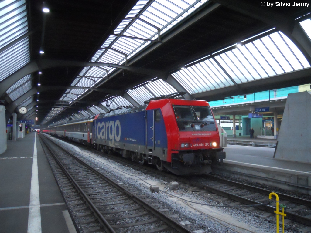 Re 484 016-1 am 20.2.2011 in Zrich HB als EC 15 nach Milano Centrale. Die Verfgbarkeit der ETR 470 sank im Dezember erneut. Um den Italien Reisenden ein umsteigen in Chiasso vom ICN auf einen Trenitalia Ersatzzug zu ersparen, stellte die SBB den EC 15 bis zum 12.6.2011 auf eine lokbespannte Komposition mit Re 484 um.