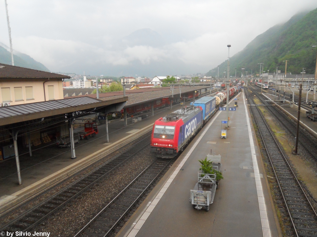 Re 484 020-3 am 1.5.2010 in Bellinzona aus ungewohnter Perspektive. Des Rtsels Lsung, auf der Nordseite des Bhf. Bellinzona gibt es keine Unter- sondern eine berfhrung, die dann solche Aufnahmen zulsst.