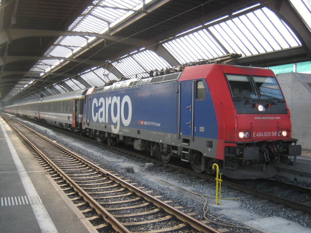 Re 484 020 mit EC 15 in Zrich HB, 16.04.2011. Dies ist eine Ersatzkomposition fr einen ETR 470.