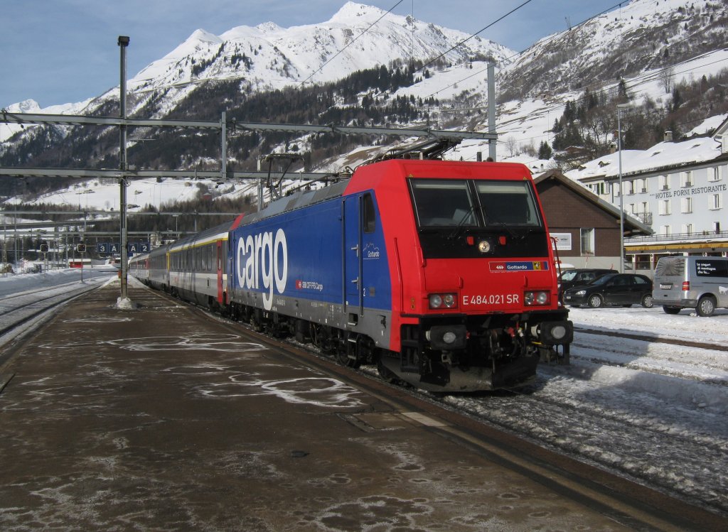 Re 484 021  Gottardo  mit dem EC 15 bei Einfahrt in Airolo, 08.02.2012.
