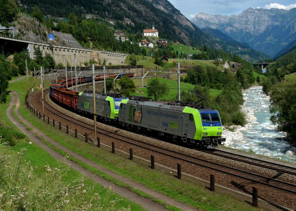 Re 485 003 + Re 485 008 mit einem Schrottzug am 28.08.2012 unterwegs bei Wassen. 
