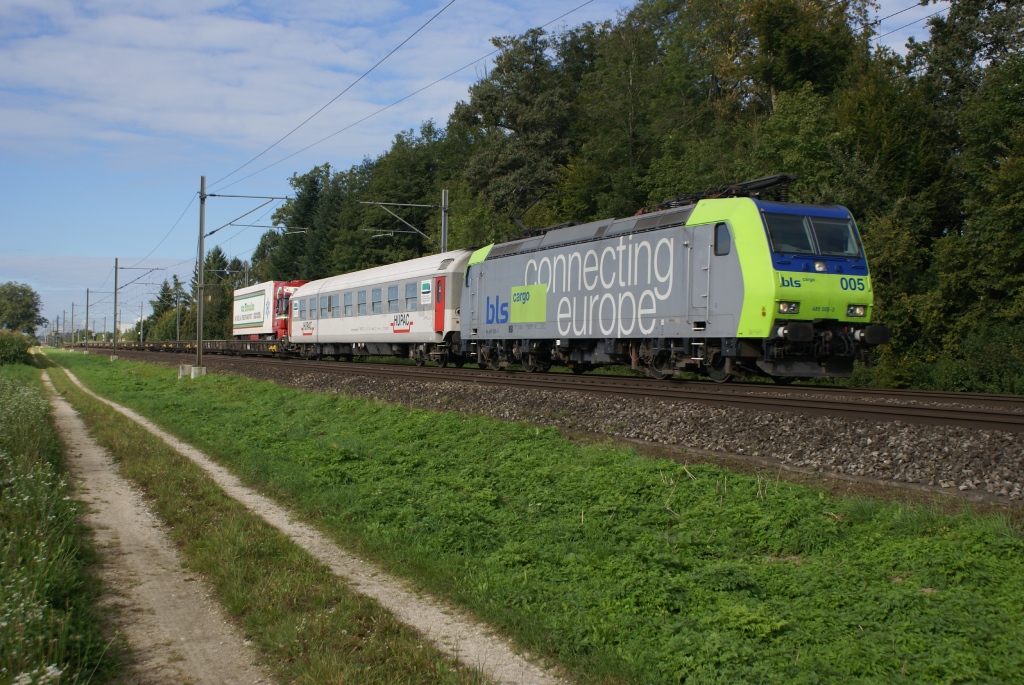 Re 485 005-3 fhrt am 10.9.10 mit einer beinahe leeren RoLa von Herzogenbuchsee Richtung Langenthal.