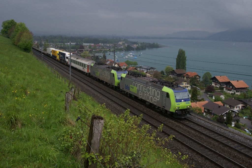 Re 485 008-7 und Re 485 017-8 ziehen am 15.5.10 eine RoLa von Thun Richtung Spiez. Das Bild ist in Einigen aufgenommen worden.