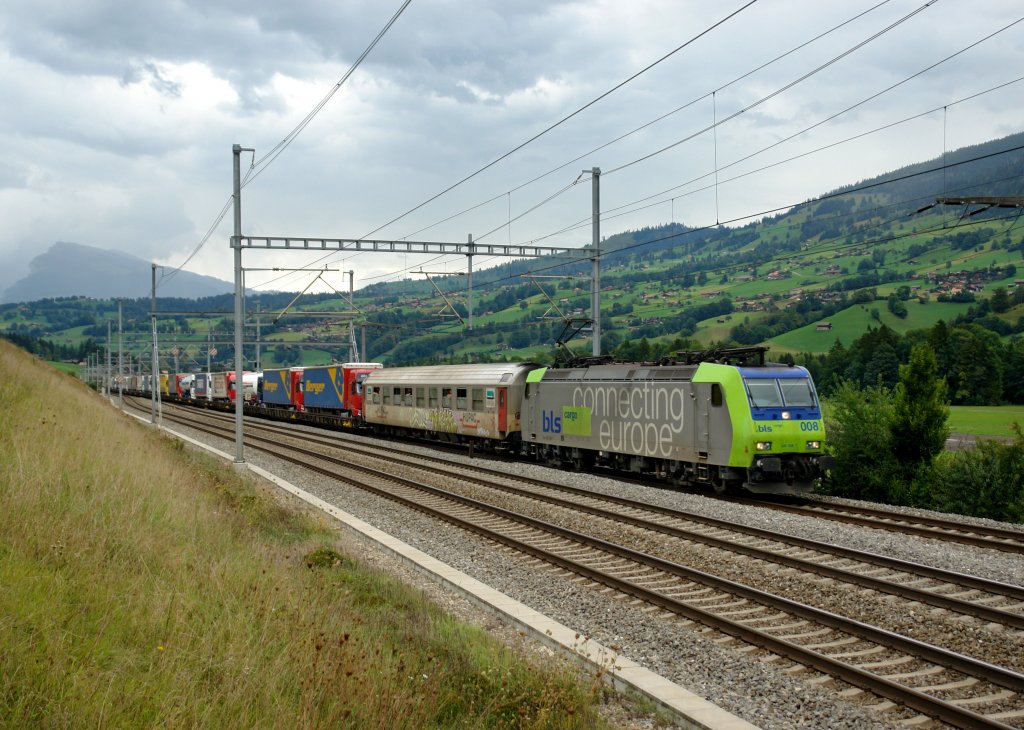 Re 485 008 mit einer Rola am 03.09.2009 bei Reichenbach.