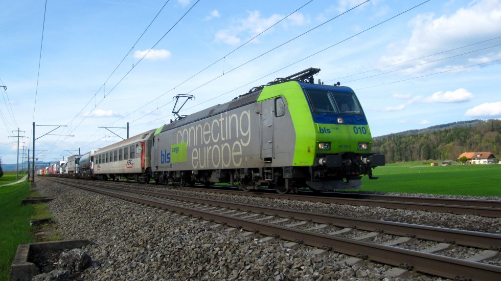 Re 485 010 mit Hupc bei Kiesen am 13.04.2011