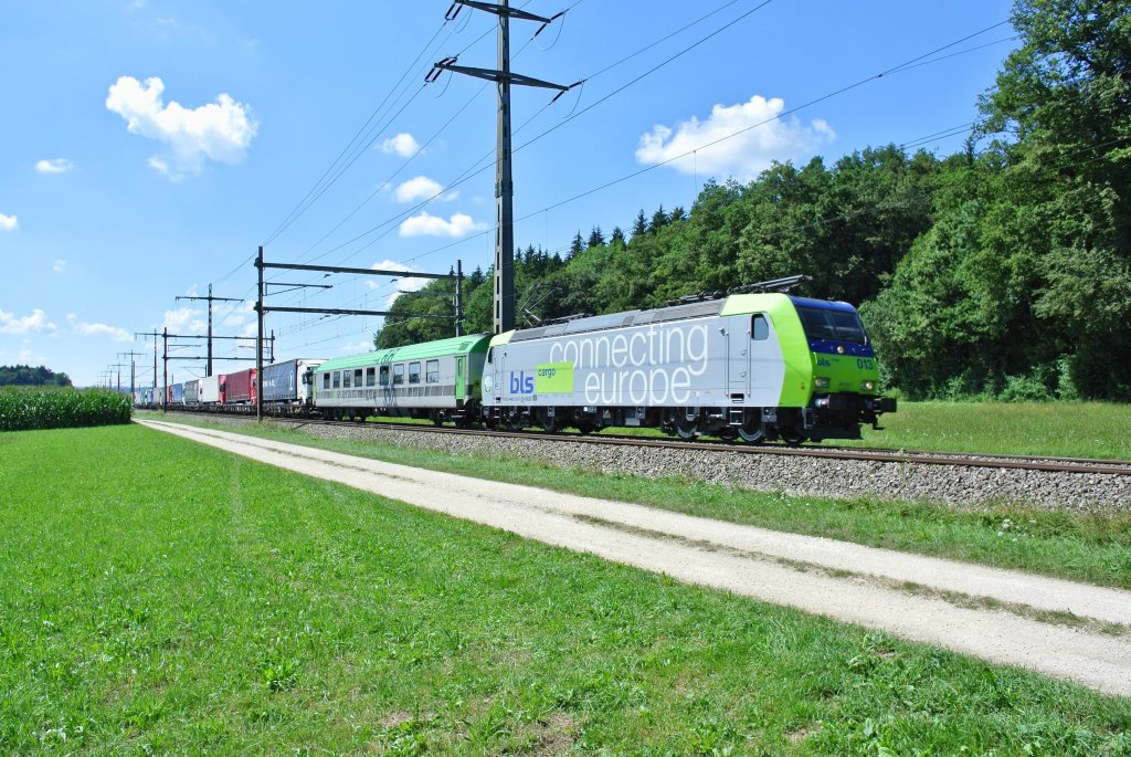 Re 485 013-7 mit ROLA zwischen Hindelbank und Lyssach, 10.08.2013.