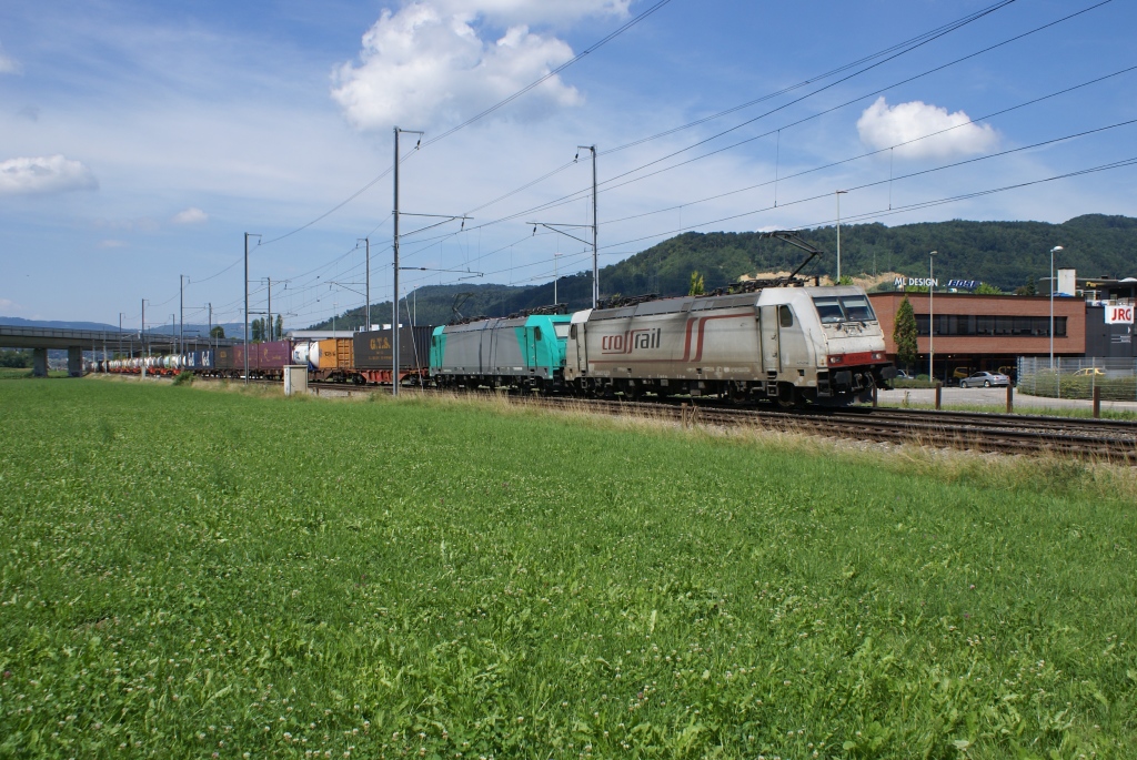 Re 485 016-0 nhert sich am 7.8.10 Sissach.