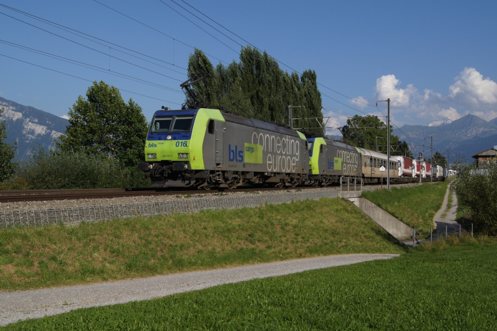 Re 485 016-0 und Re 485 015-2 ziehen am 20.8.11 eine Rollende Landstrasse von Spiez Richtung Einigen.