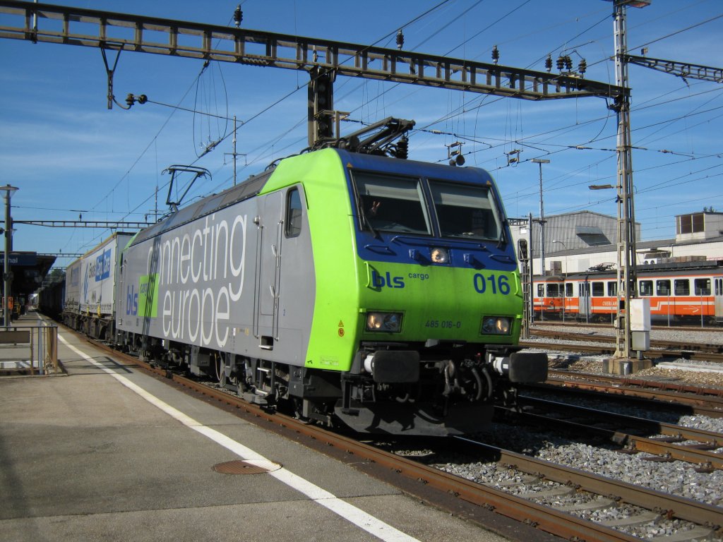 Re 485 016 mit Containerzug bei Durchfahrt in Langenthal, 11.09.2010. Auch der Lokfhrer wollte sich auf diesem Foto verewigen...