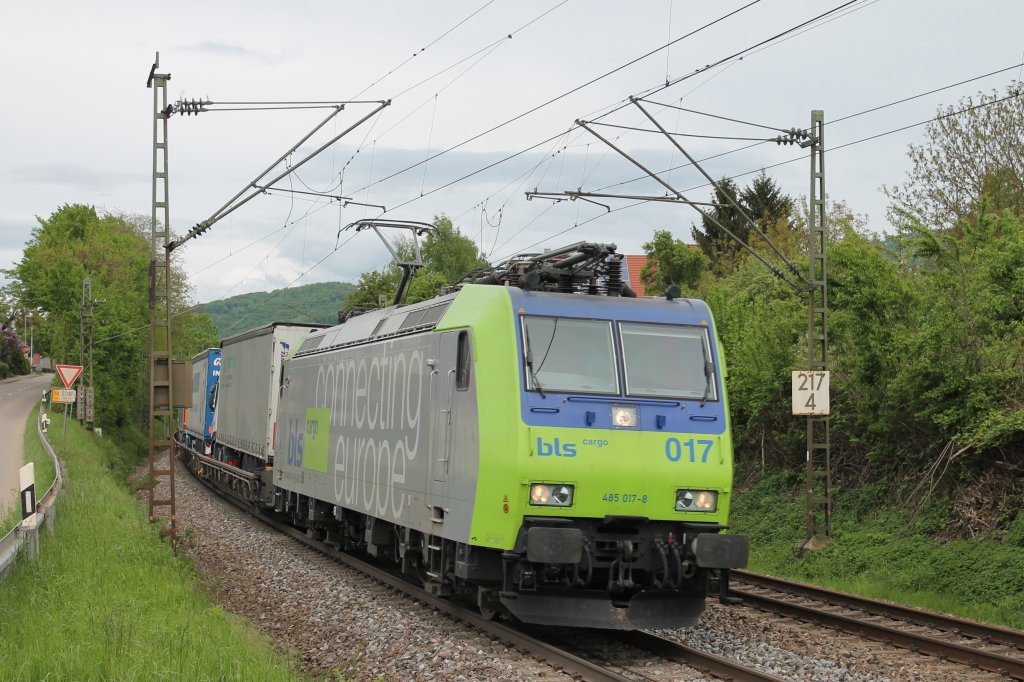 Re 485 017-8 am 09.05.2013 mit einer RoLa kurz hinter Schallstadt.