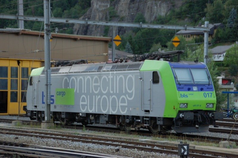 Re 485 017-8 der BLS stand am Abend vom 4. August 2009 vor dem Lokdepot im Bahnhof Brig.