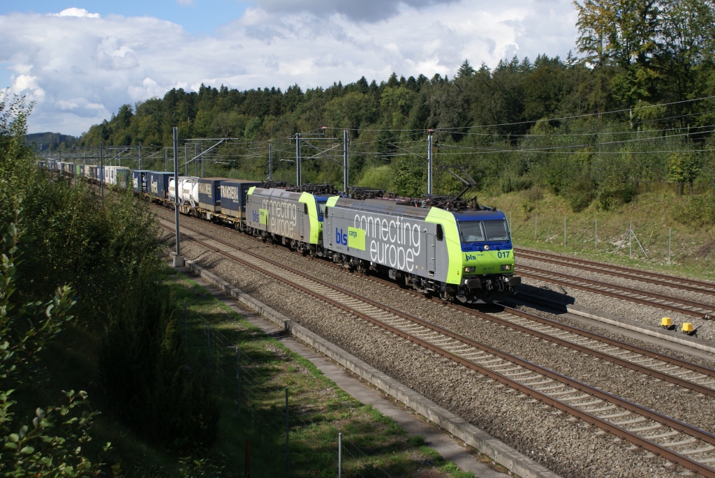 Re 485 017-8 und Re 485 010-3 fahren am 10.9.10 von Herzogenbuchsee Richtung Langenthal.