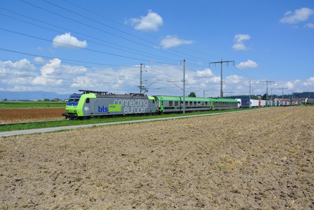 Re 485 019-4 mit ROLA und zwei Begleitwagen zwischen Lyssach und Hindelbank, 10.08.2013.

