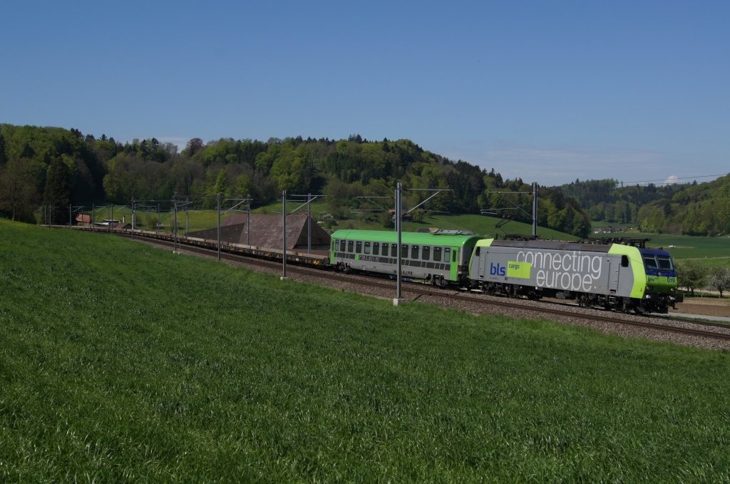 Re 485 019-4 zieht am 4.5.12 eine leere RoLa von Burgdorf Richtung Wynigen.