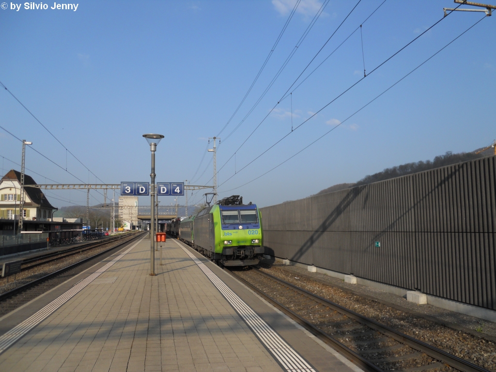 Re 485 020-2 am 21.4.2010 bei der Durchfahrt in Gelterkinden mit einer ROLA in Richtung Ltschberg, die immer gut ausgelastet sind. Auch dieser Zug war mit 17 LKW's bis ans Maximum ausgelastet.