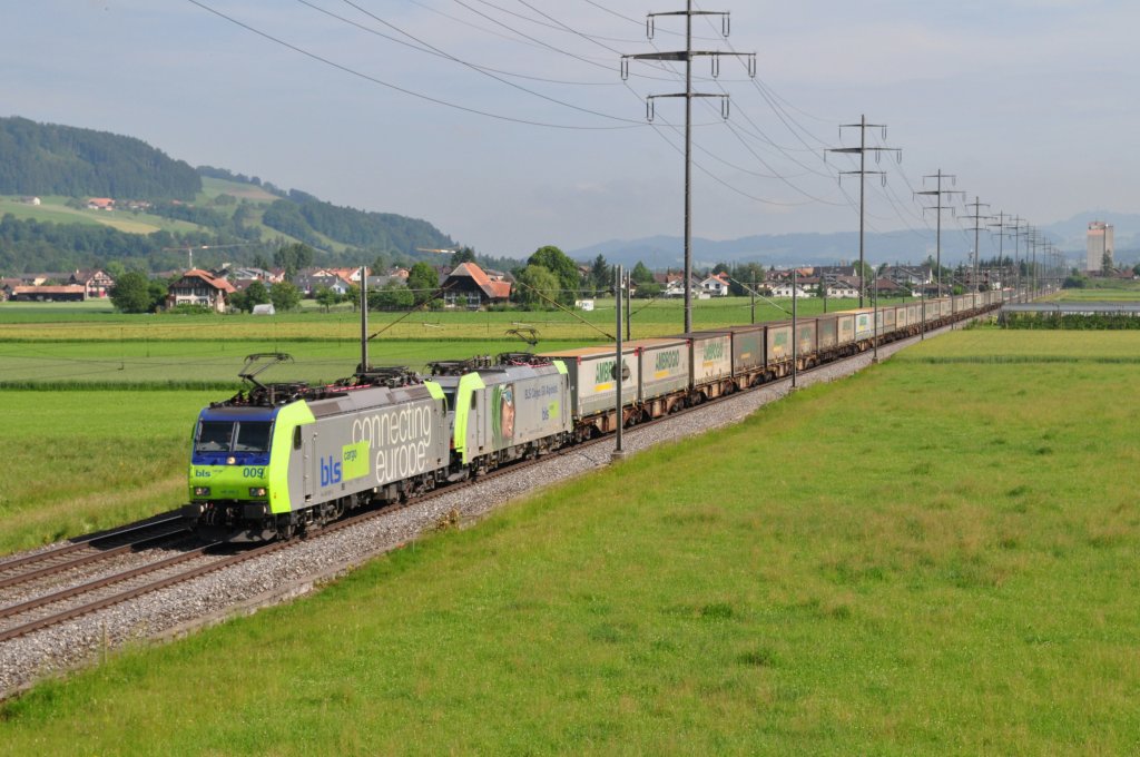 Re 485 und 486 mit Ambrogio bei Kiesen am 9.06.2010