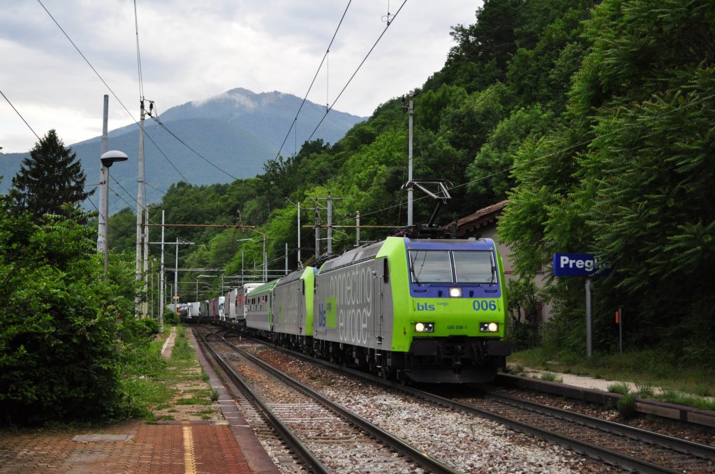 Re 485 Doppelpack mit Hupac bei Preglia, 29.05.2010