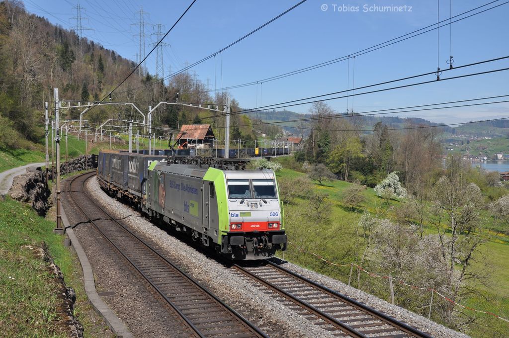 Re 486 506 mit KLV Zug am 26.04.2012 bei Immensee