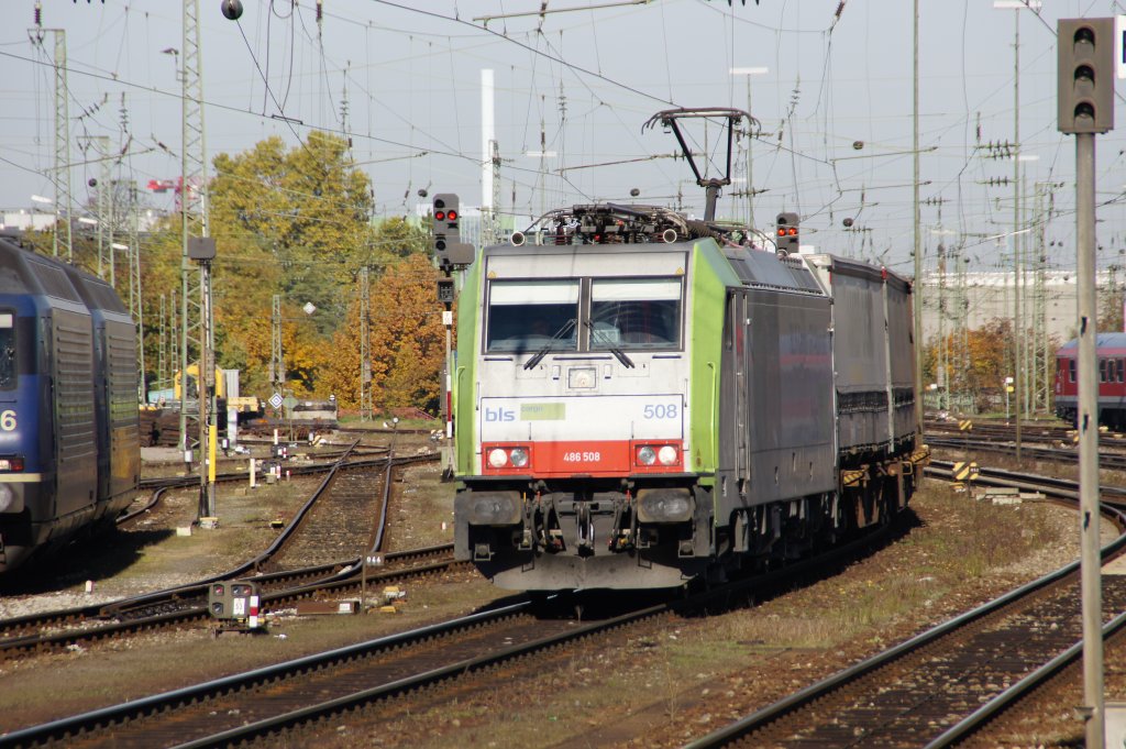 Re 486 508 der BLS fhrt am 29.10.2010 in den Badischen Bahnhof in Basel ein.