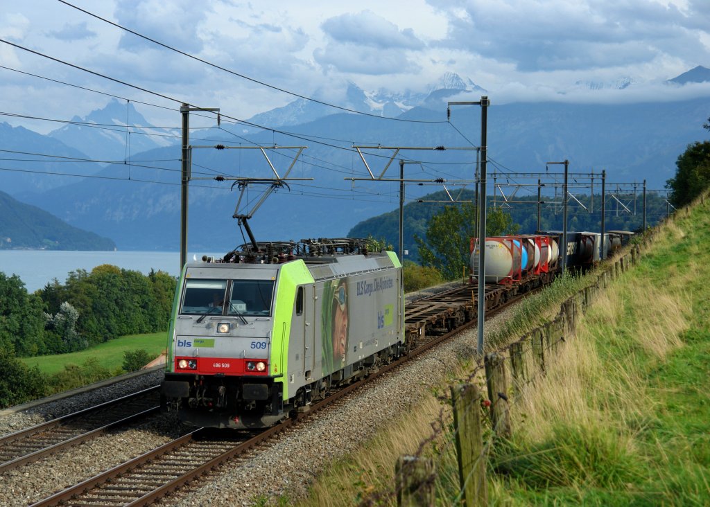 Re 486 509 mit einem Containerzug am 01.09.2011 bei Einigen.
