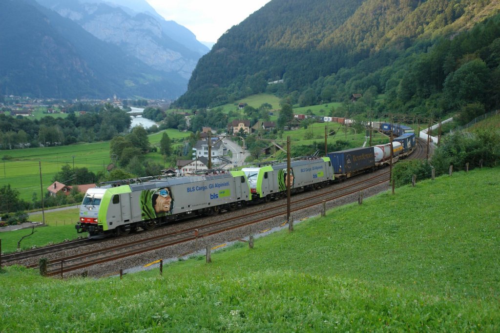 Re 486 510 + Re 486 501 mit einem Containerzug Richtung Italien am 27.08.2009 zwischen Erstfeld und Amsteg-Silenen.