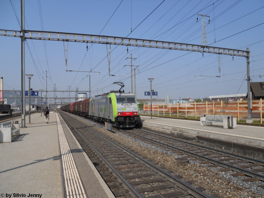 Re 486 510-1 am 21.4.2010 in Pratteln. Die Re 486 bespannen vermehrt auch Gterzge an der Bzberg-/Gotthardstrecke. Whrend die anderen bls-Zge in Richtung Ltschberg die Geleise 1 und 2 bentzen, fhrt die 486er stinkfrech durchs Geleise 5..