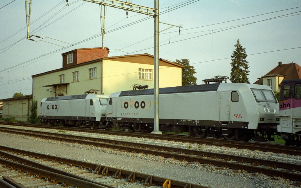Re 486-656 „Lokoop“ und eine weitere 486er der ehemaligen Mittelthurgaubahn am 26.08.2001 in Kreuzlingen.