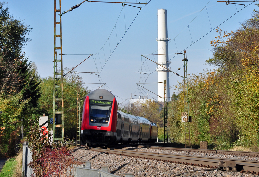 RE 5 Doppelstocksteuerwagen in Front nach Koblenz durch Bonn - 31.10.2012