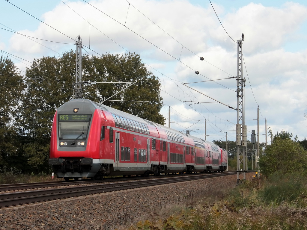 RE 5 (RE 4359 ) mit Schublok 112 124-3 nach Lutherstadt Wittenberg am 09. Oktober 2011 wenige Meter vor dem Bahnhof Trebbin. 