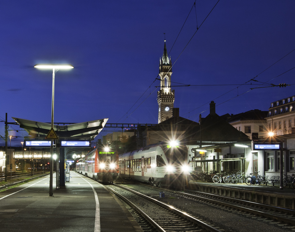 RE 5178 (Kreuzlingen - Karlsruhe Hbf) am Morgen des 13. November 2010 neben SBB79810 (Konstanz - Engen) im Bahnhof Konstanz. Dank einer Versptung war dieses Foto mglich.