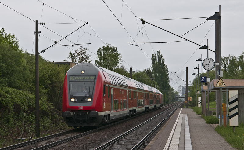 RE 5184 (Konstanz - Karlsruhe Hbf) mit Schublok 146 235-7 am 1. Mai 2010 in Konstanz-Wollmatingen.