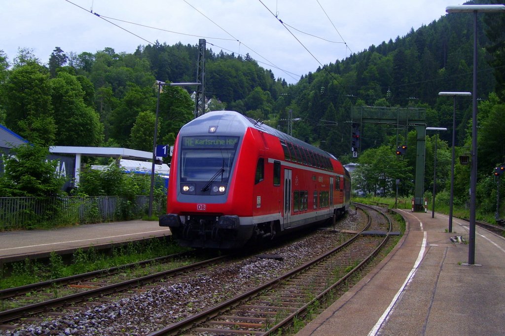 RE 5184 von Kreuzlingen (CH) nach Karlsruhe Hbf, bei der Einfahr in Triberg; 20.06.2010