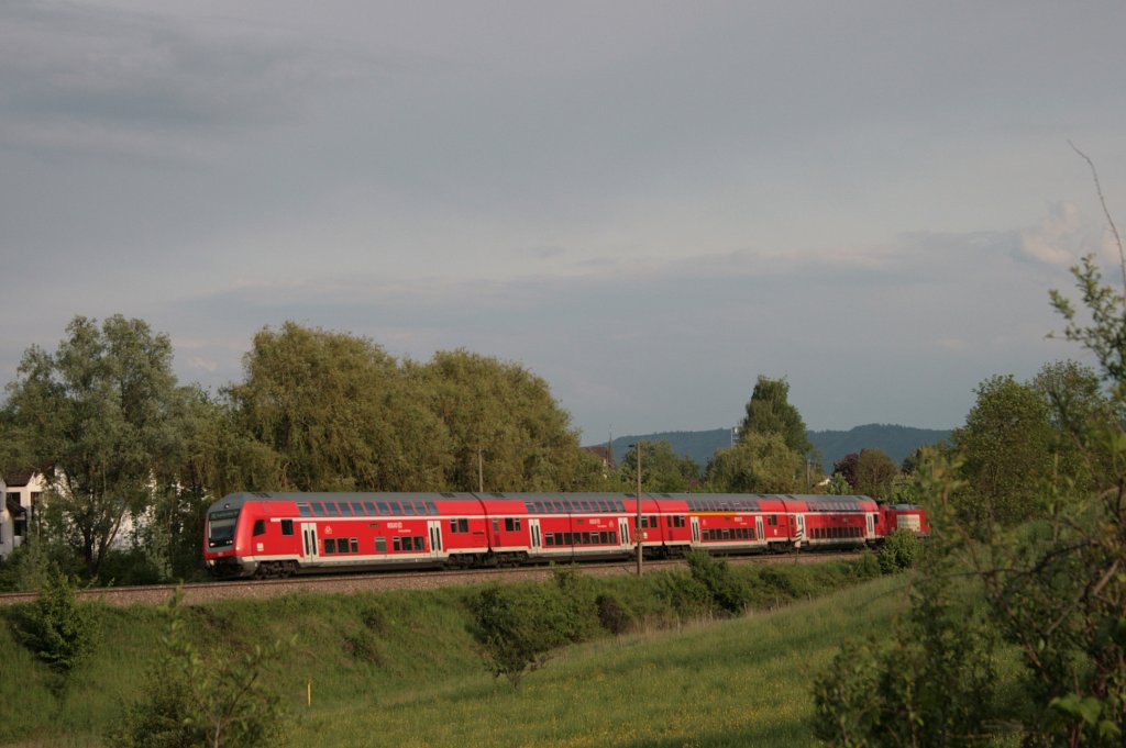 RE 5194 Kreuzlingen/CH - Karlsruhe Hbf hat mit Schublok Br 146.1 soeben Singen(Htw) verlassen und strebt nun dem Schwarzwald entgegen. 18.05.10