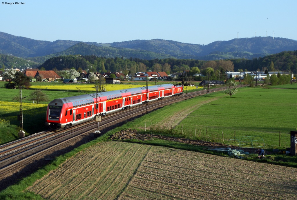 RE 5338 (Basel SBB-Offenburg) am 25.04.2013 bei Kollmarsreute. Schublok war eine BR 146 mit Werbung  Baden-Wrttemberg erfahren .