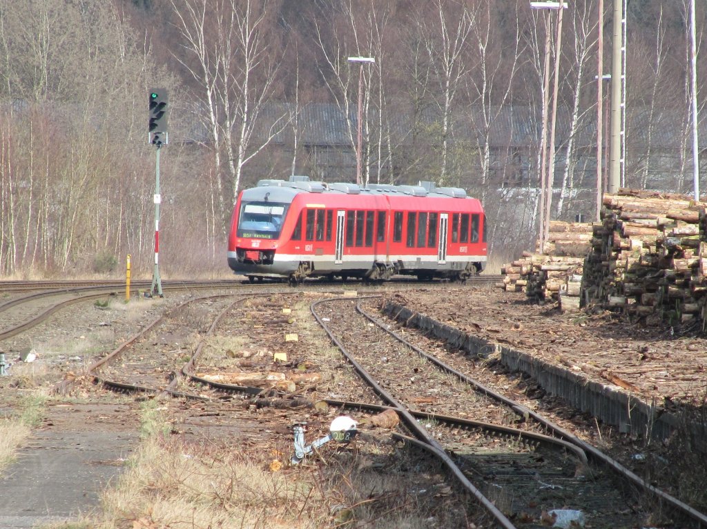 RE 57 auf dem Weg nach Bestwig bei der Ausfahrt aus dem Bahnhof Arnsberg am 25.03.2010.