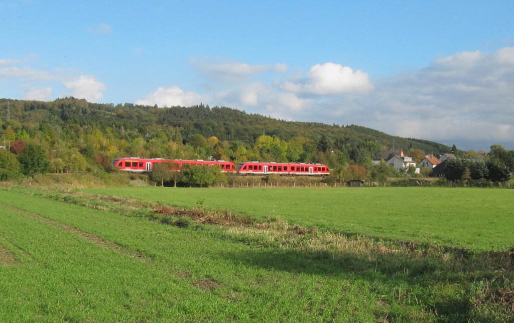 RE 57 hat soeben den Bahnhof Arnsberg auf dem Weg ins Sauerland verlassen. (Foto:  09.10.2012 kurz vor Uentrop)