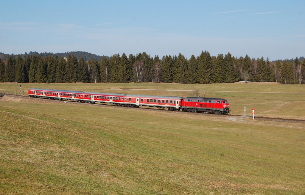 RE 57504 Mnchen Hbf Gl.27-36 - Fssen am 17.03.2012 kurz hinter dem Bf. Weizern-Hopferau