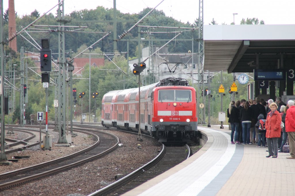 RE 59092 von Mnchen Hbf nach Nrnberg Hbf erreicht am 05.10.2012 den Bahnhof Schwabach, der letzten Halt vor dem Nrnberger Hbf. 111 044 dient als Zuglok