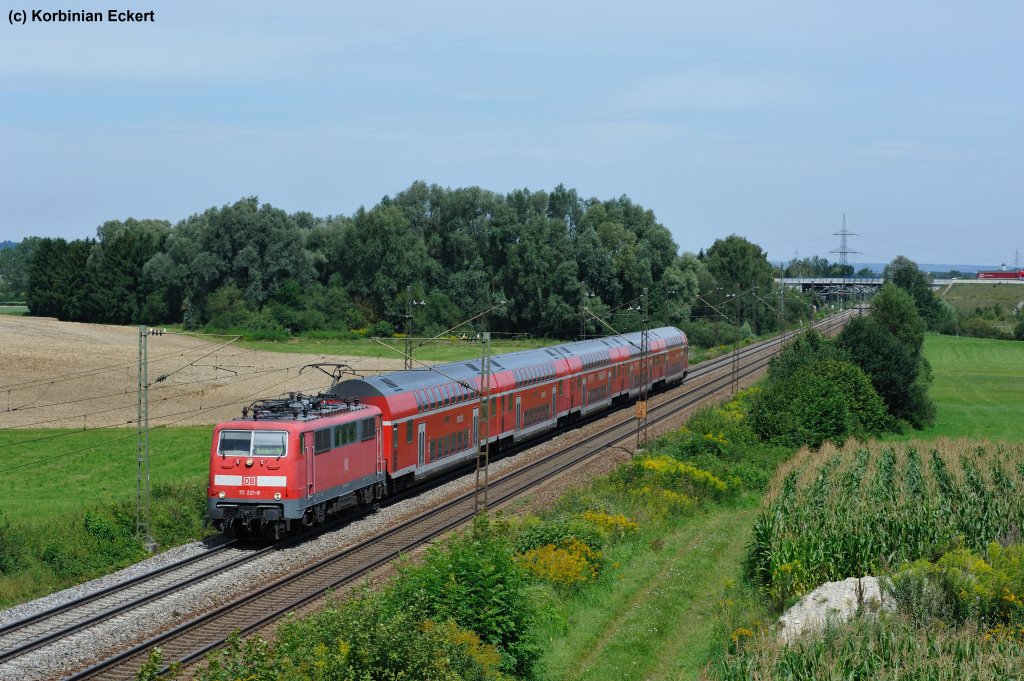 RE 59119 mit 111 221-8 von Treuchtlingen nach Augsburg kurz vor Langweid (Lech), 11.08.2011