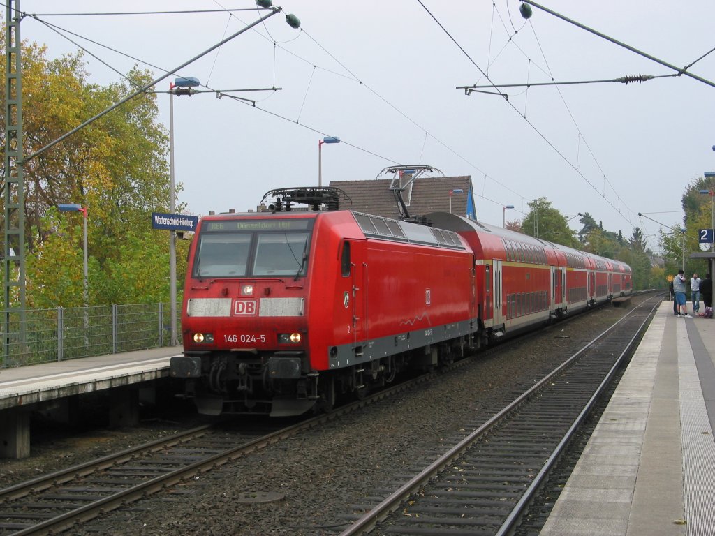 RE 6 mit 146 024-5 am 28. Oktober 2007 auf der Fahrt nach Dsseldorf bei einer Umleitung in Wattenscheid-Hntrop.