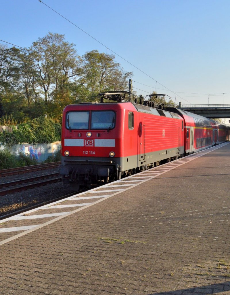 RE 6 nach Minden gezogen von der 112 134 durch Angermund. 28.10.2012
